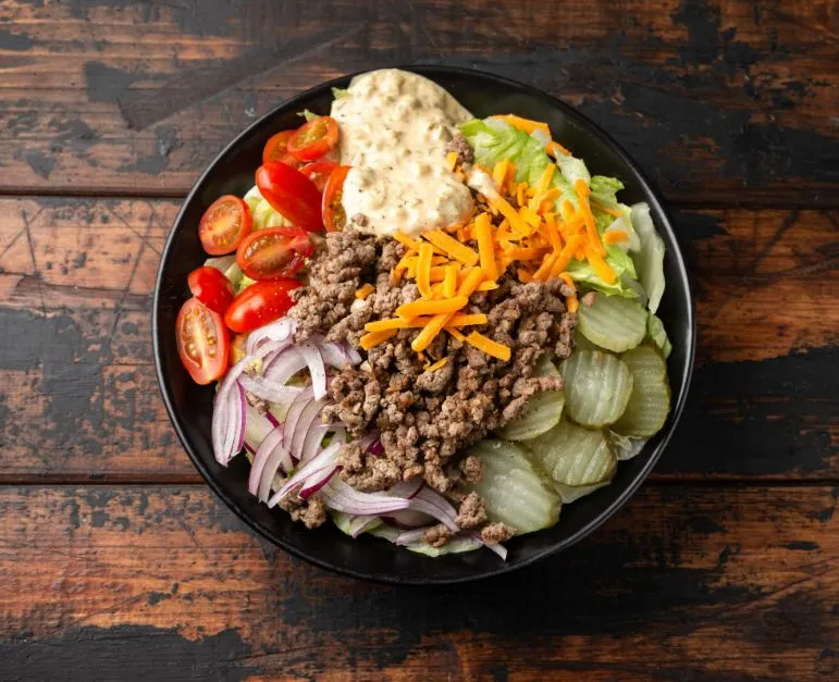 Protein Cheeseburger Bowl - Proteinreiches Rezept | Magenkompass